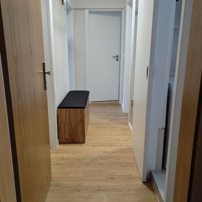 Flur mit Schuhkommode und Sitzbank