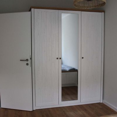 Großer Kleiderschrank im Schlafzimmer