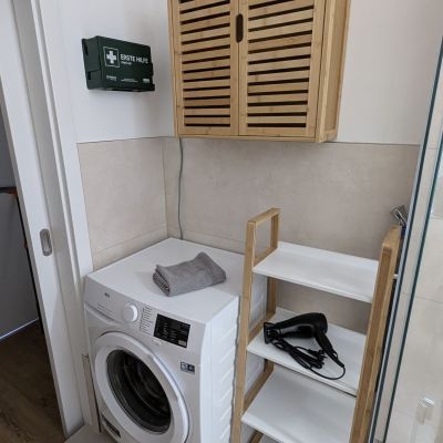 Badezimmer perfekt für Familien: Waschmaschine, Ablageschrank, Erste-Hilfe-Kasten