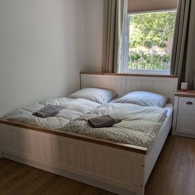 Doppelbett im Eltern-Schlafzimmer der Familien-Ferienwohnung