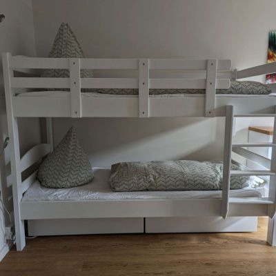 Etagenbett am Eingang, frontal