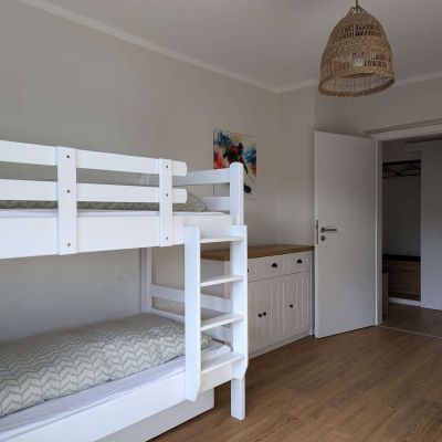 Etagenbett am Fenster, Blick zum Flur