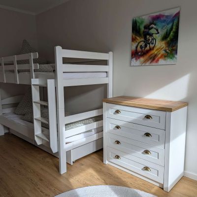 Etagenbett am Eingang mit Kommode und Bild