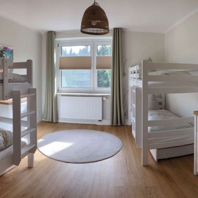 Helles, freundliches Schlafzimmer für 4 Personen/Kinderzimmer