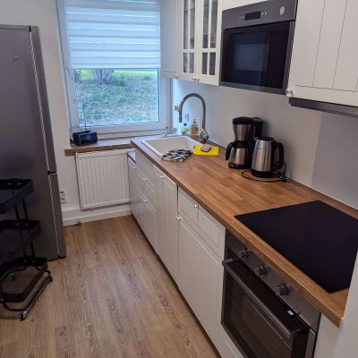 Familienfreundliche Küche mit großem Kühlschrank und Kindersicherung an der Ofentür