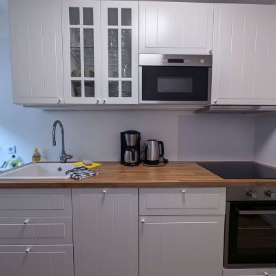 Familienfreundliche Küche mit modernen Geräten, Mikrowelle, Induktionsherd, Ofen