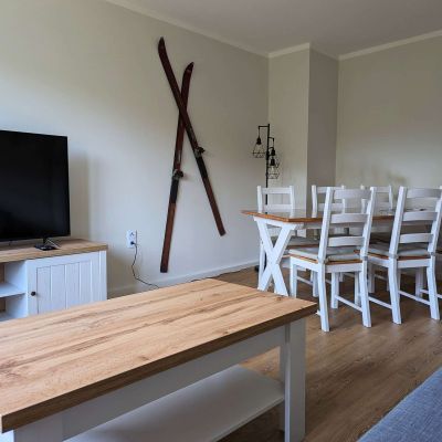 Blick vom Sofa auf Esstisch