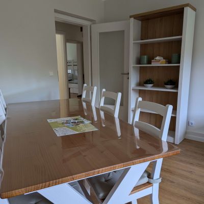 Blick vom Esstisch zum Flur