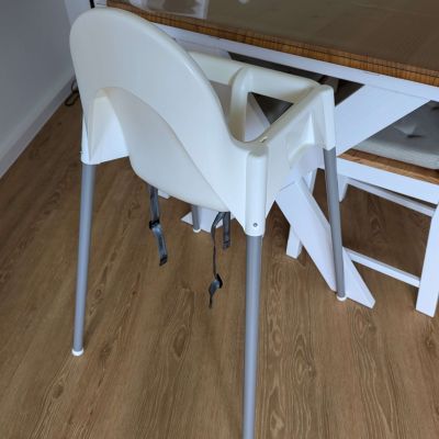 Kinderstuhl am Esstisch