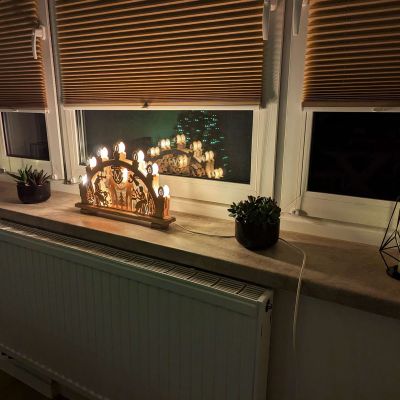 Original Erzgebirgischer Schwibbogen am Wohnzimmer-Fenster