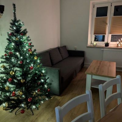 Geschmückter Weihnachtsbaum und Schwibbogen im Wohnzimmer