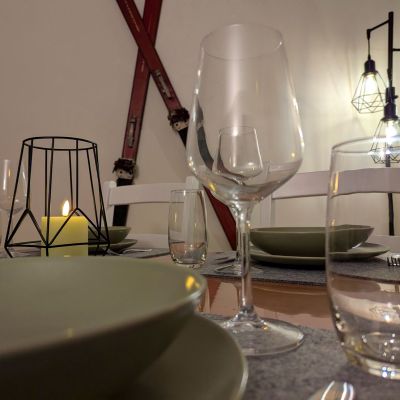 Blick durch Weinglas auf Ski